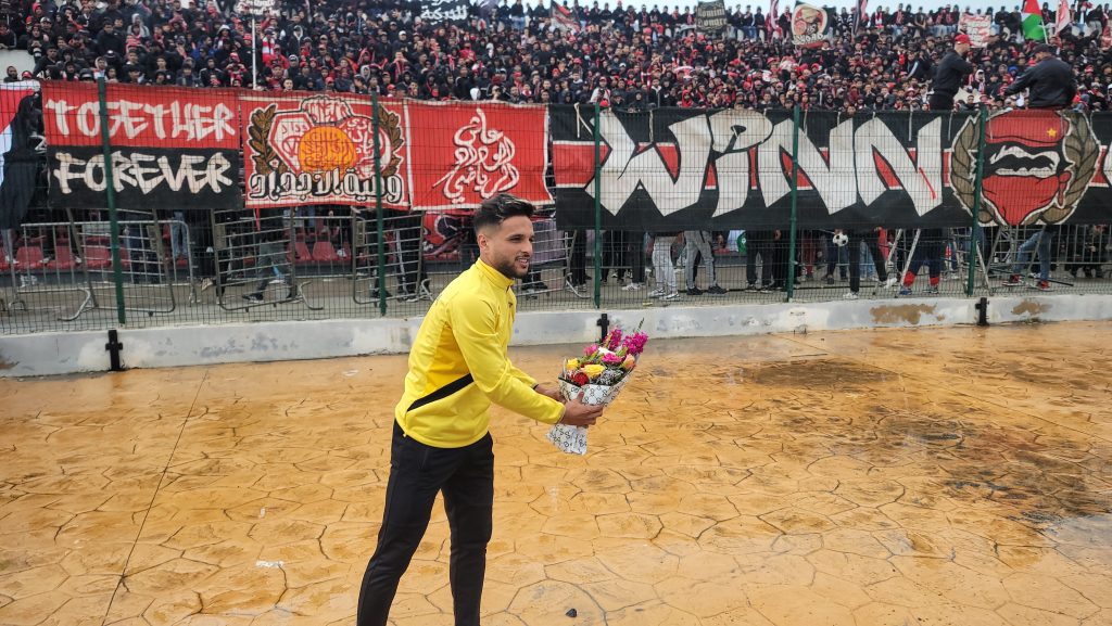 بديع اوك يهدي جمهور الوداد الرياضي باقة من الورود