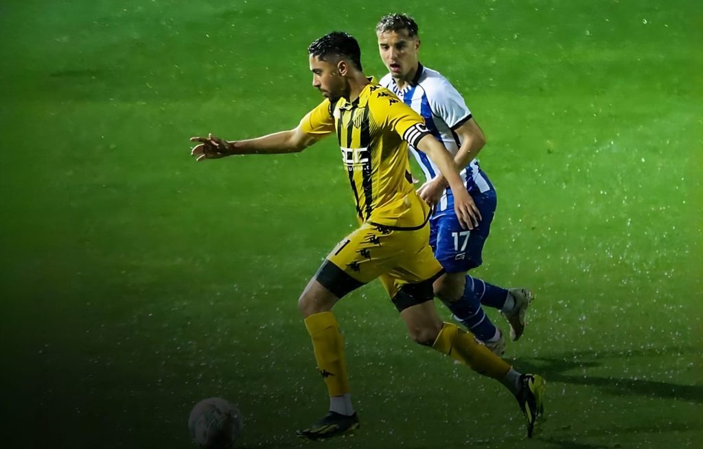 اتحاد طنجة يعترض على المغرب الفاسي بسبب بطاقتين