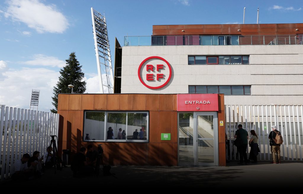 الاتحاد الإسباني يقيل متورطين في تحقيقات الفساد