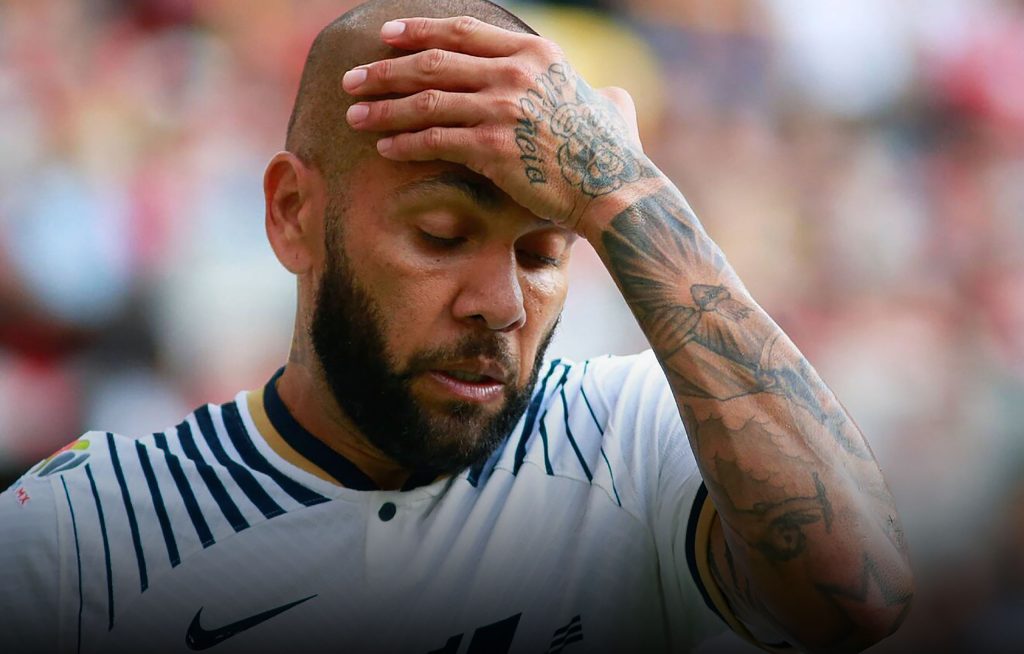 البرازيلي داني ألفيس ينجو من السجن مؤقتا