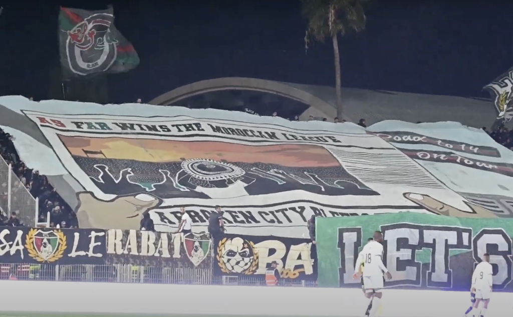 تيفو الجماهير العسكرية بمدرجات الملعب البلدي ببرشيد