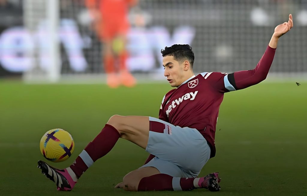 الدولي المغربي نايف أكرد يعود إلى التباري بالدوري الإنجليزي