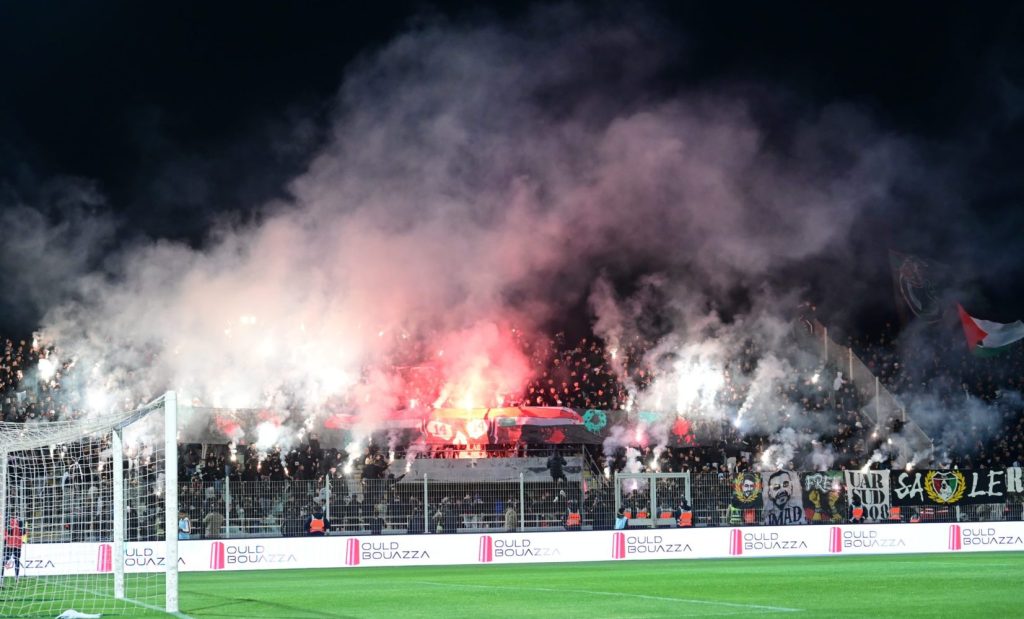 كراكاج جماهير الجيش الملكي بمدرجات الملعب البلدي ببرشيد