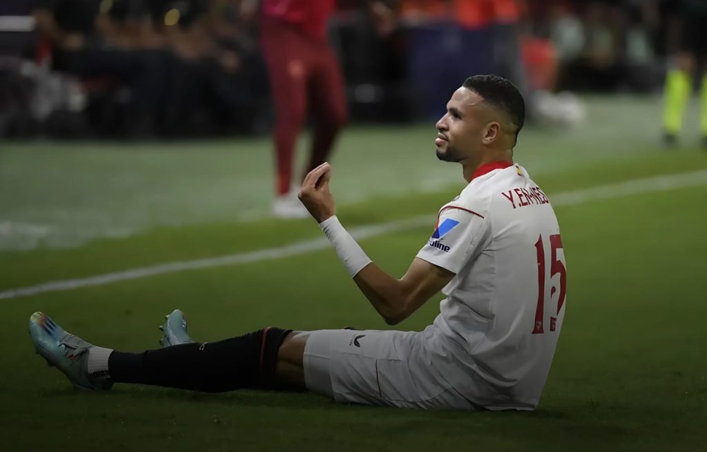 الإصابة تمنع المغربي النصيري من التداريب رفقة إشبيلية