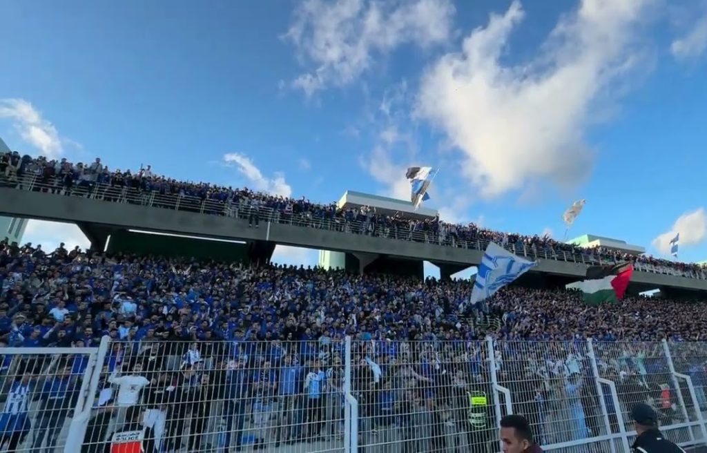 هادي بلاد الحكرة بصوت جمهور اتحاد طنجة بمدرجات الملعب البلدي بالقنيطرة
