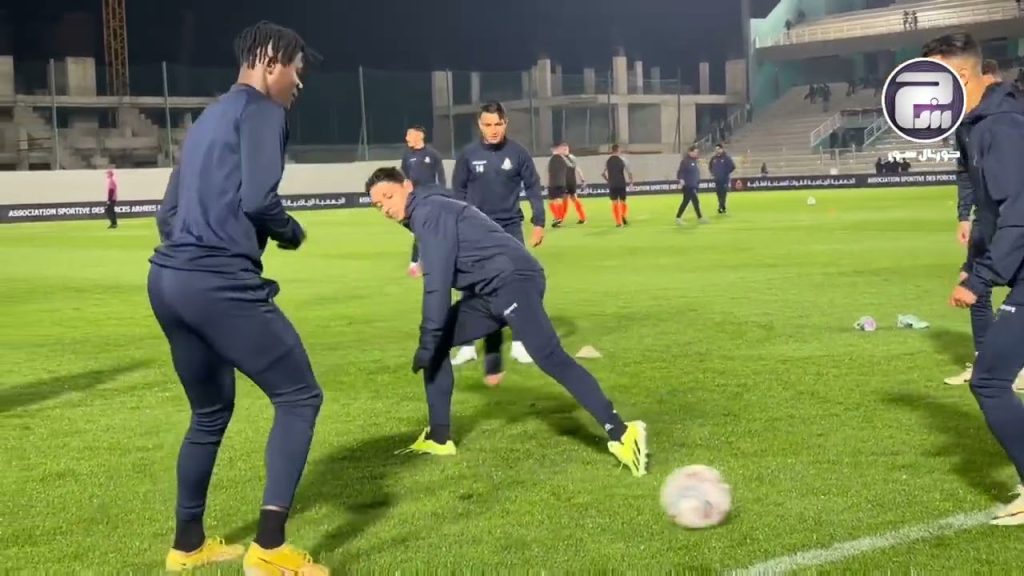 تسخينات لاعبي فريقي الجيش وأولمبيك آسفي قبل المواجهة