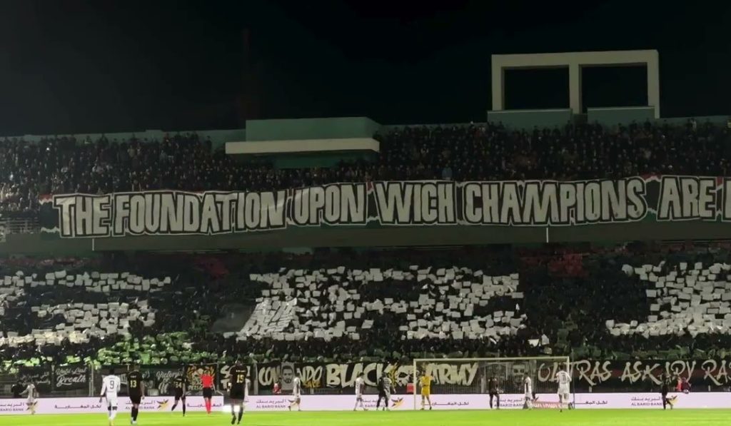 تيفو رائع لجمهور الجيش بالملعب البلدي للقنيطرة