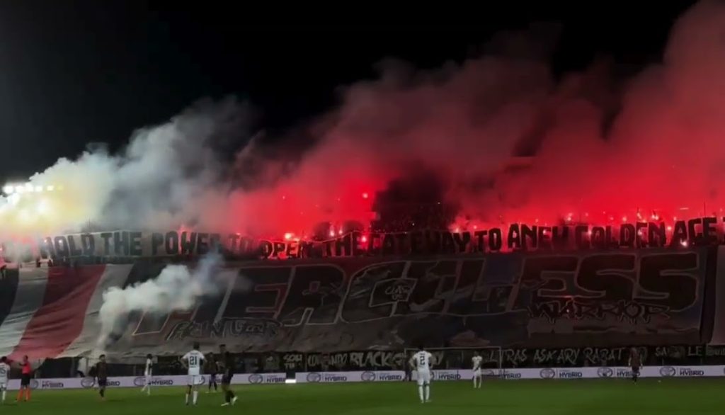 جمهور الجيش يحول مدرجات الملعب إلى منصة كراكاج مبهر