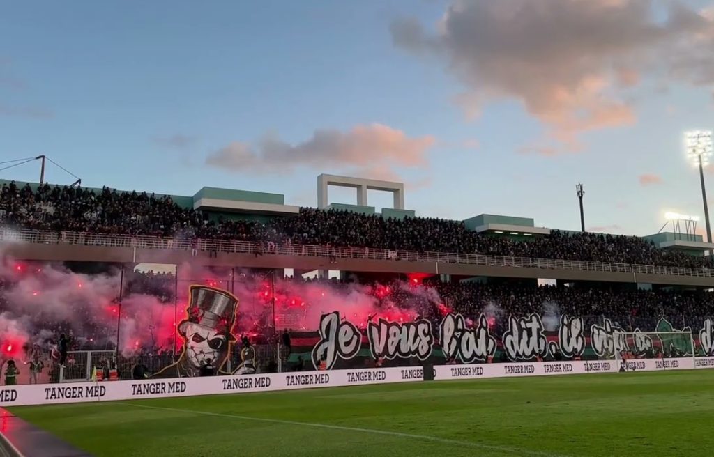 احتفالية مبهرة لجمهور الجيش في مباراة اتحاد طنجة بالقنيطرة