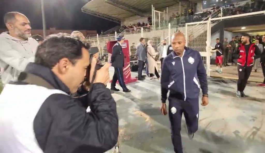 دخول لاعبي يوسفية برشيد والوداد الرياضي للملعب البلدي ببرشيد