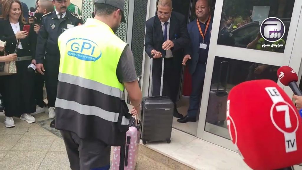 لحظة نقل أمتعة إبراهيم دياز قبل خروجه من مطار سلا