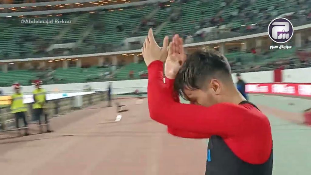 ابراهيم دياز يهدي قميصه للجمهور المغربي