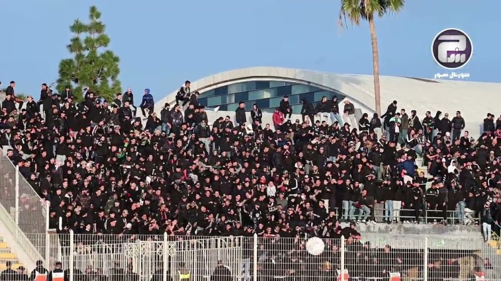 العلم الفلسطيني دائما حاضر بين جماهير الجيش الملكي