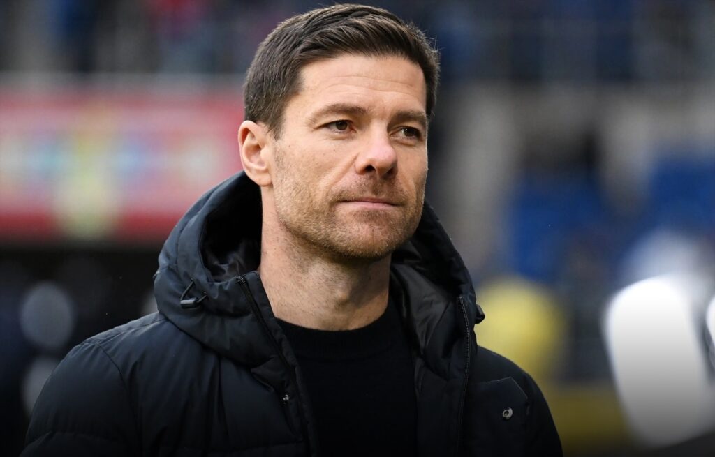 بعد التتويج بلقب البطولة.. المدرب الإسباني ألونسو يطارد الثلاثية بألمانيا