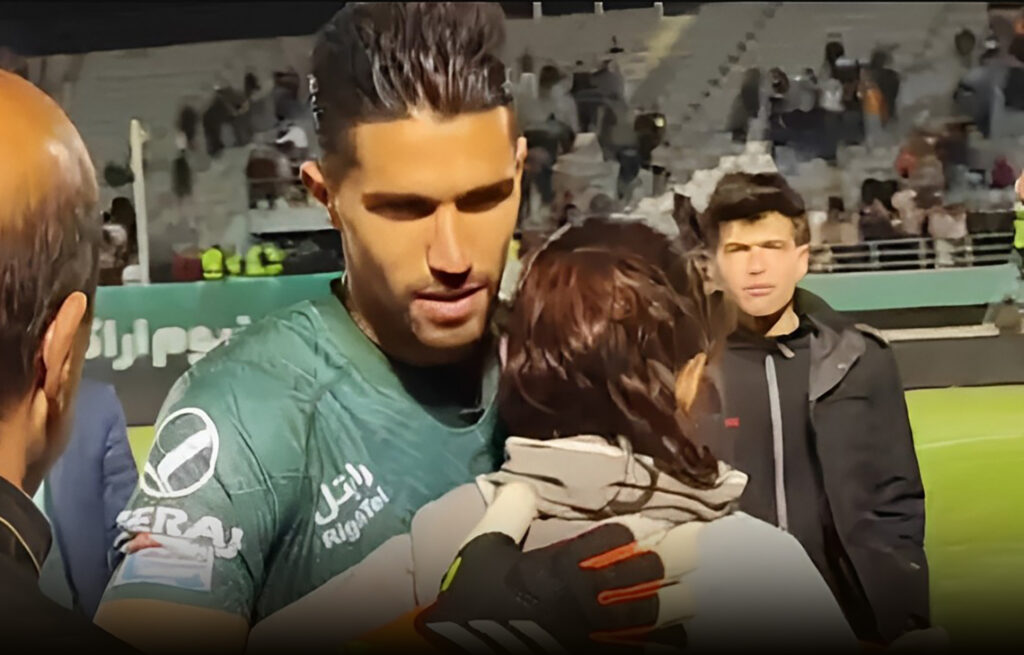 إيقاف حارس مرمى إيراني بعد احتضانه مشجعة