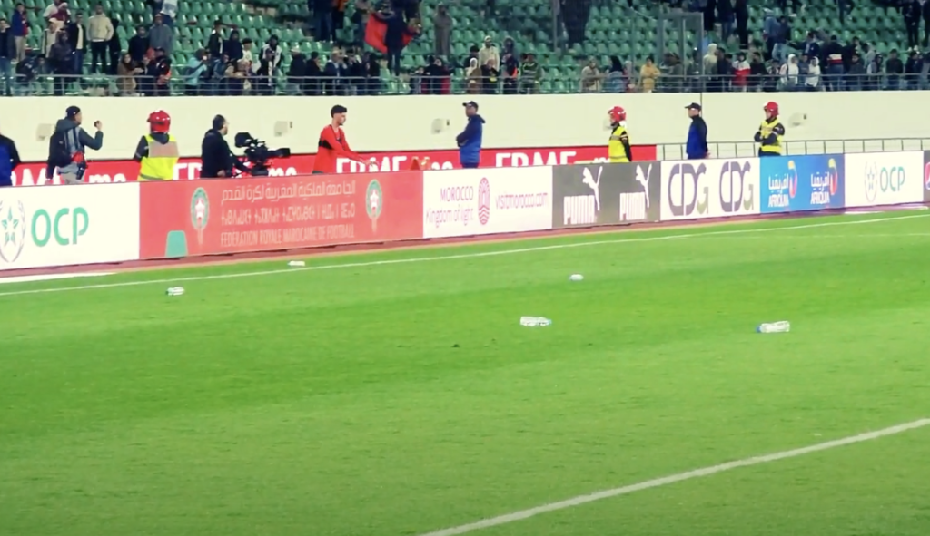 أسامة العزوزي يهدي قميصه للجمهور المغربي