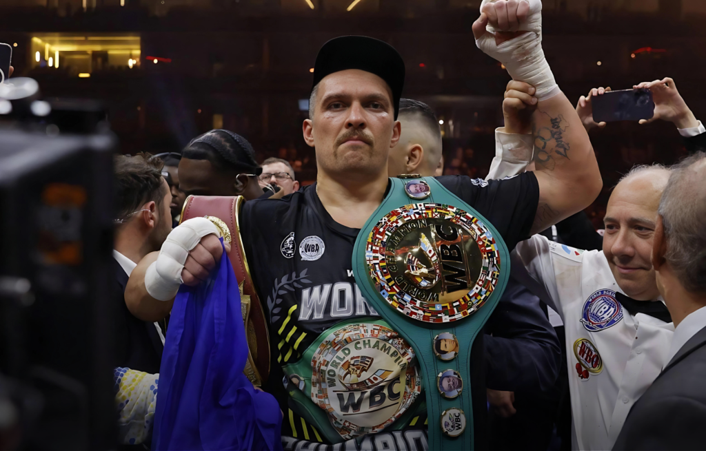 الملاكمة الاحترافية.. أوسيك يهزم فيوري ويتوج بطلا للعالم في الوزن الثقيل