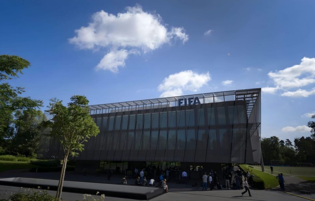 “فيفا” يطلق مسابقات جديدة ويهتم بصحة لاعبات كرة القدم