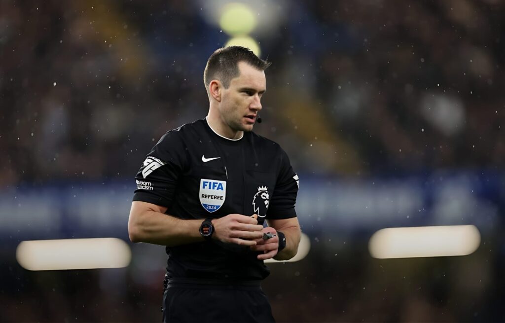 الدوري الإنجليزي.. حكم مباراة كريستال بالاس ومانشستر يونايتد سيحمل كاميرا على رأسه