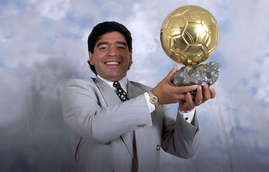 بيع الكرة الذهبية للأسطورة الراحل مارادونا في مزاد علني