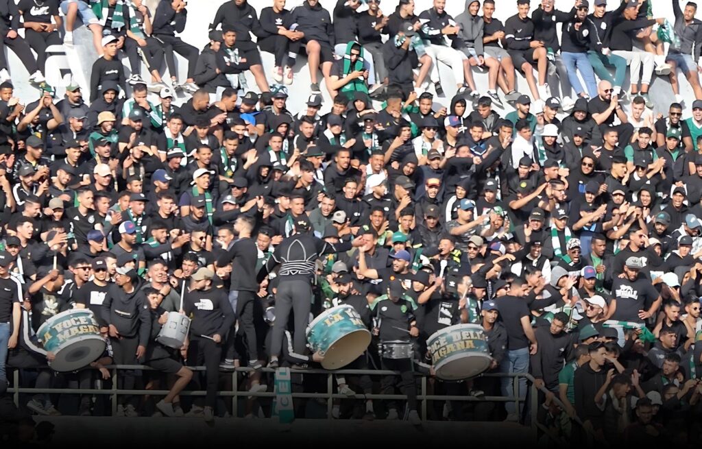 جمهور الرجاء يلهب مدرجات ملعب برشيد حماسا