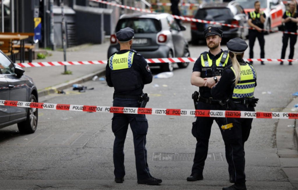 يورو 2024.. الشرطة تطلق النار على رجل هددها بفأس وقنبلة حارقة