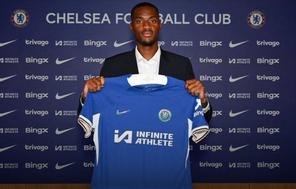 تشيلسي يتعاقد مع مدافع فولهام أدارابيويو