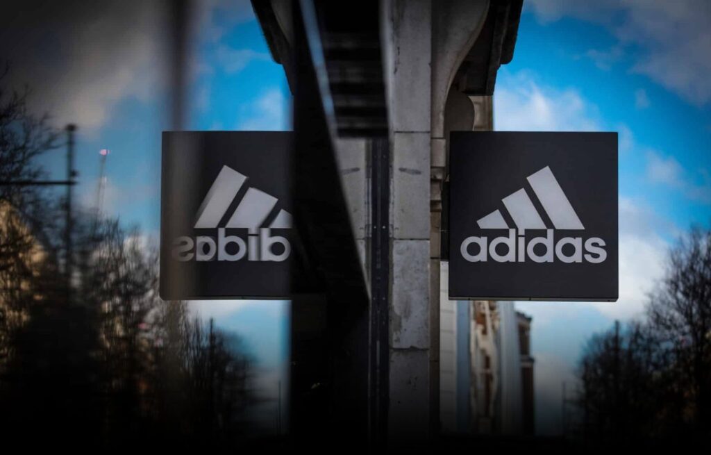 أديداس تحقق في قضية فساد واسعة في الصين