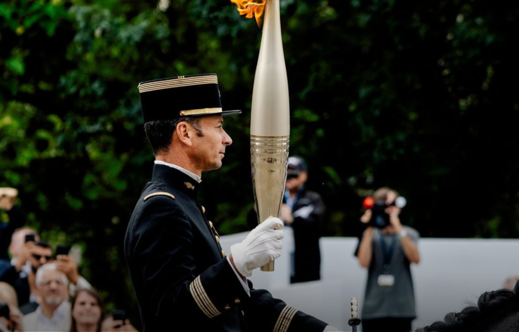 أولمبياد باريس.. الشعلة الأولمبية تبدأ رحلتها في العاصمة الفرنسية