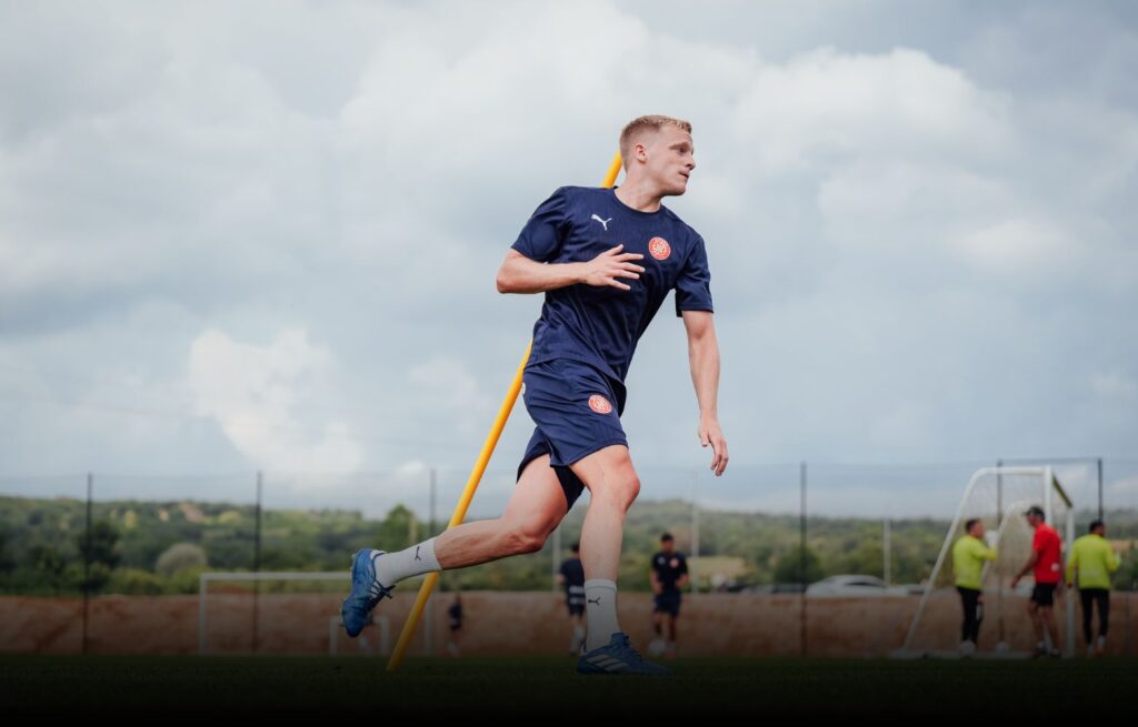 جيرونا يتعاقد مع الهولندي دوني فان دي بيك حتى سنة 2028