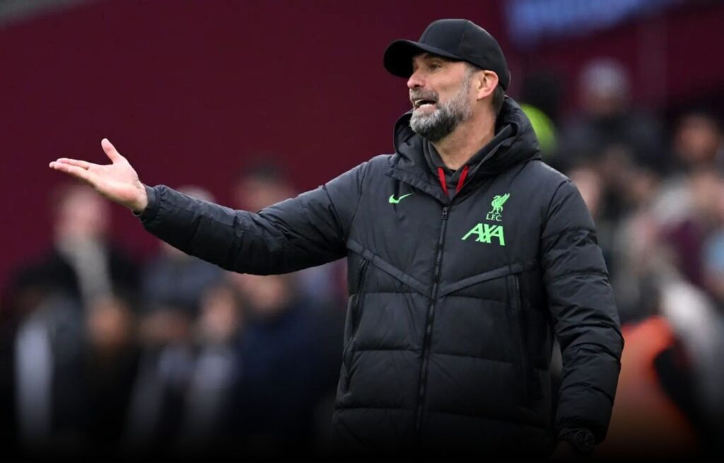 كلوب يستبعد العودة إلى التدريب قريبا