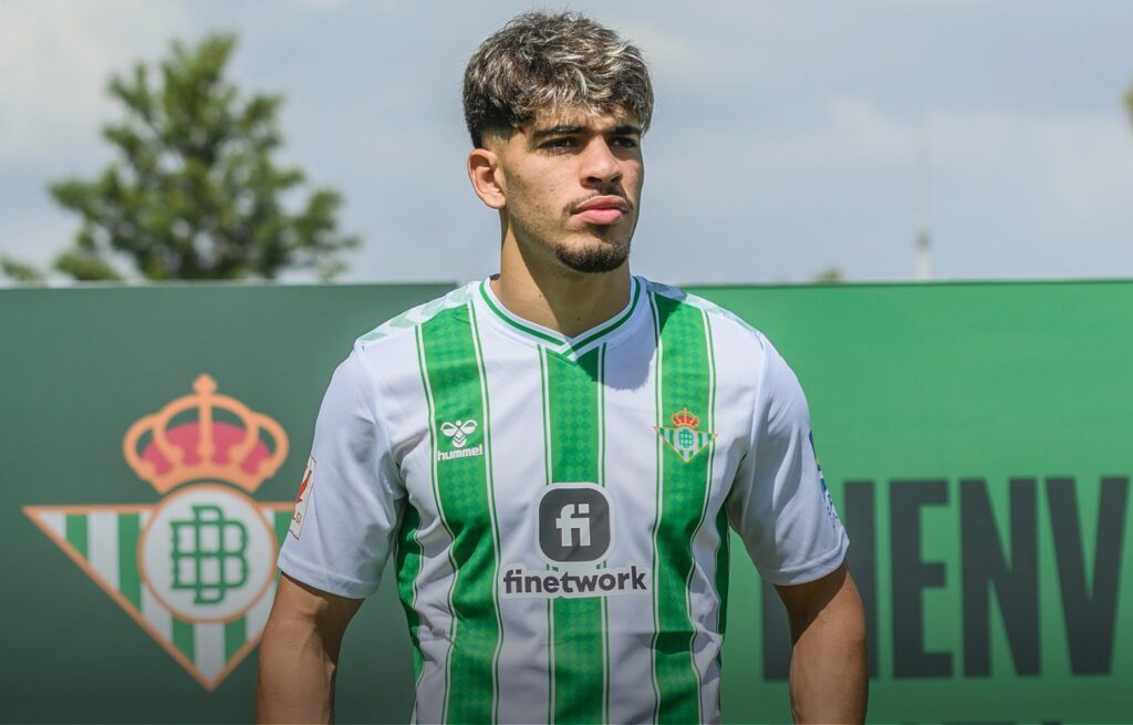 تكريم خاص من ريال بيتيس للدولي المغربي عبد الصمد الزلزولي