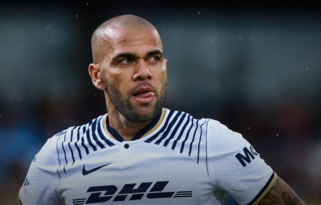 داني ألفيس جاهز للعب كرة القدم مقابل 8 اورو