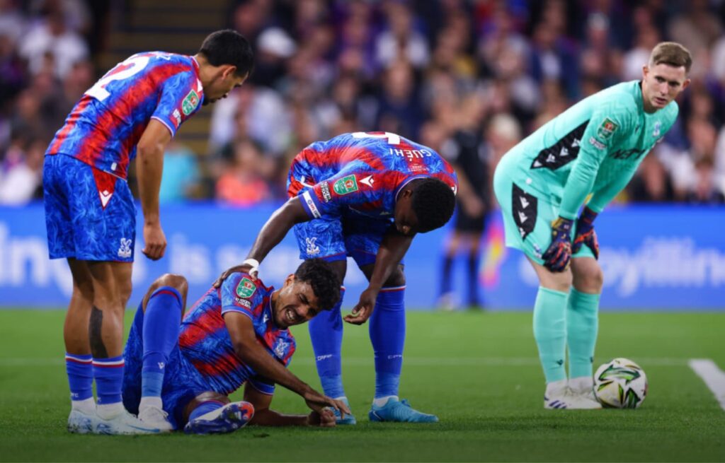 شادي رياض يغيب شهرين عن كريستال بالاس والمنتخب المغربي