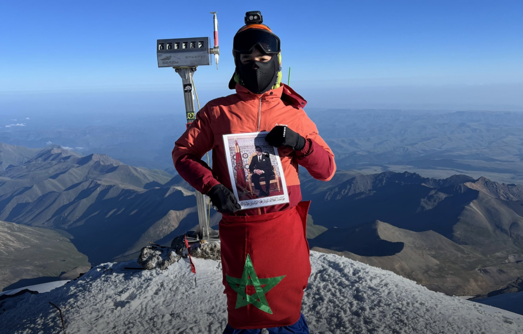 إنجاز عالمي.. الطفل يوسف التازي يعتلي جبل إلبروس الأعلى بأوروبا 