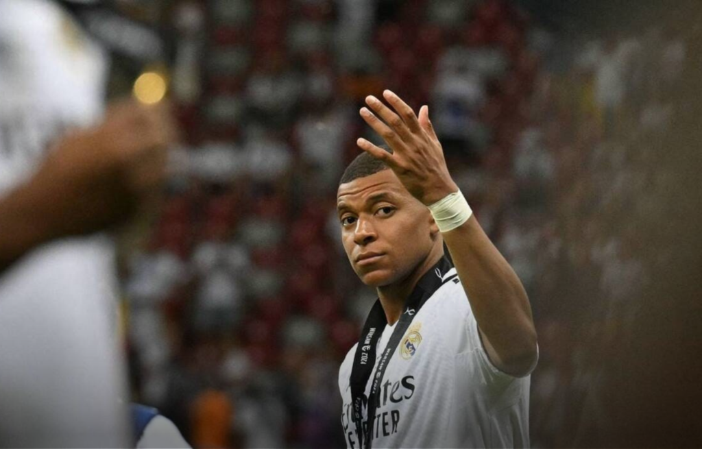 مبابي يلجأ إلى رابطة المحترفين لحل نزاعه المالي مع سان جرمان