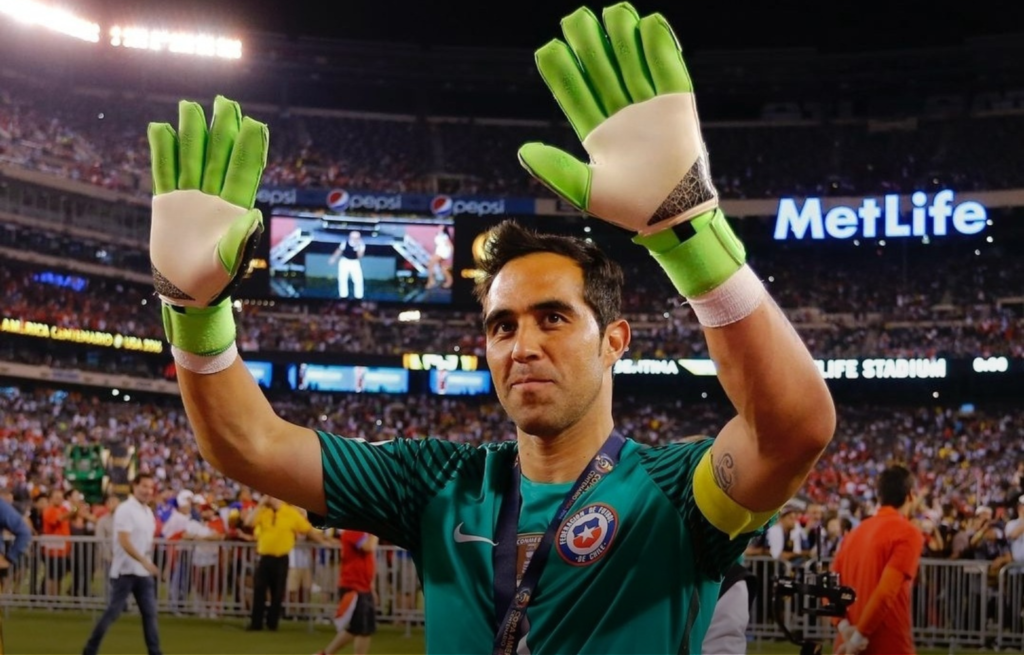 الشيلي كلاوديو برافو يعتزل كرة القدم عن 41 عاما