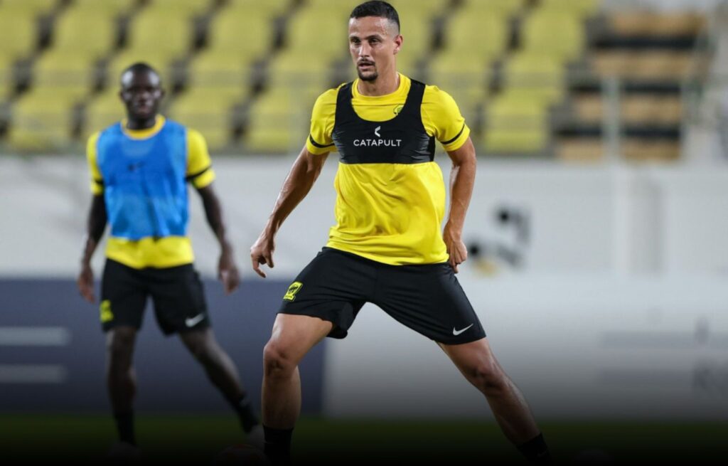 اتحاد جدة ينفي شائعات عودة نجمه إلى ريال بيتيس الإسباني