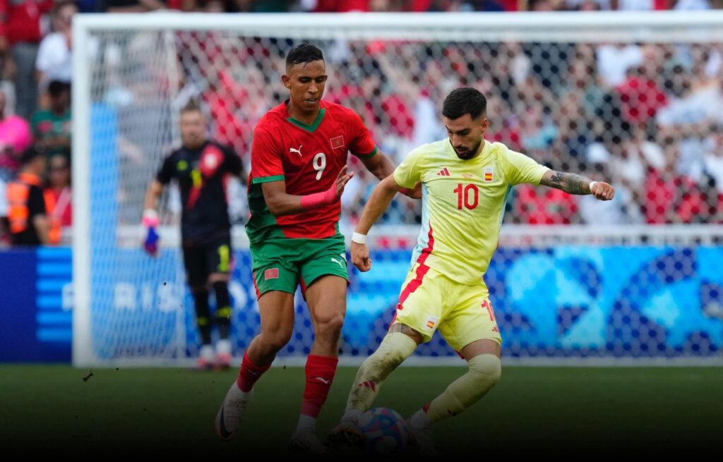 المغرب يهزم إسبانيا بهدف في الشوط الأول ويقترب من النهائي الأولمبي