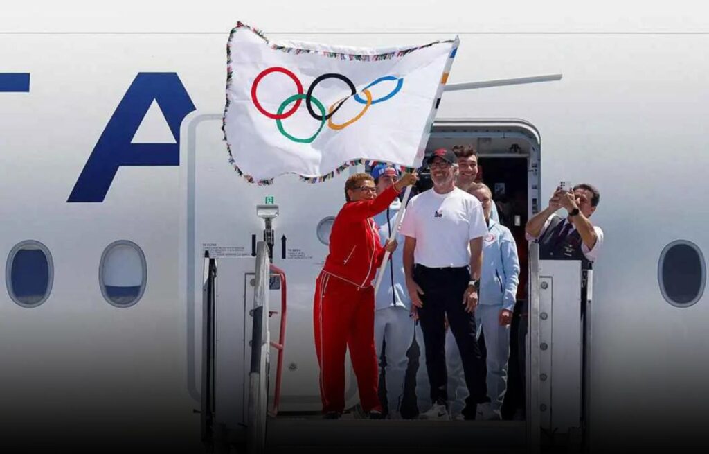 العلم الأولمبي يصل لوس انجليس التي تستضيف ألعاب 2028