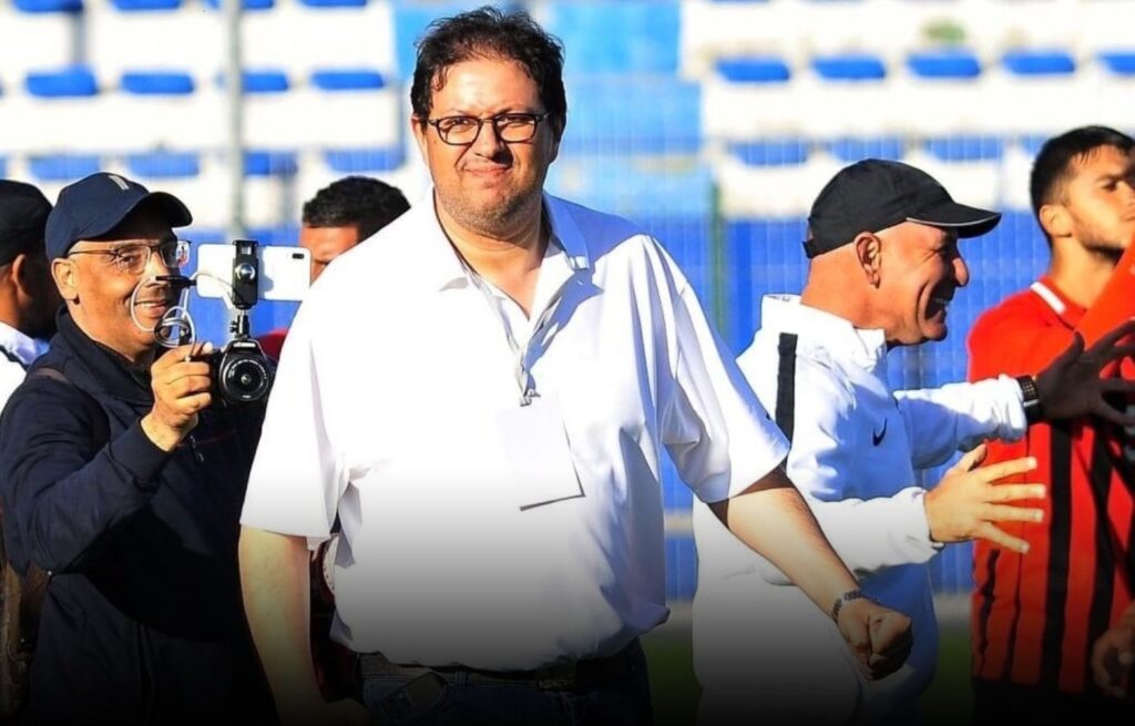 آيت منا يفاجئ فريقا بالعيون ويضعه في ورطة