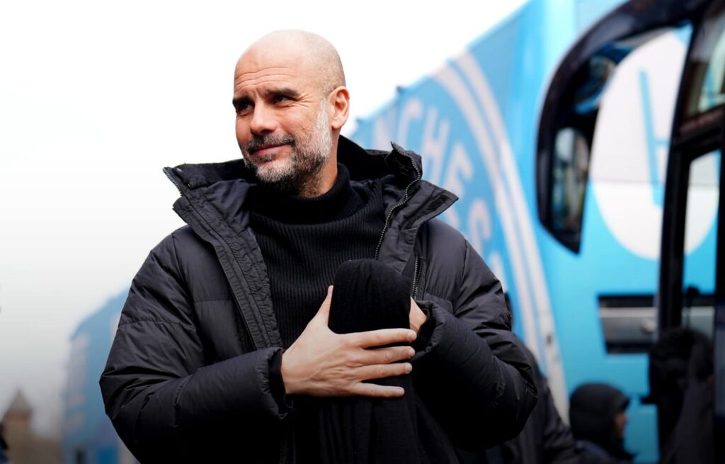 غوارديولا يستعمل هاتفا خاليا من تطبيقات التواصل الإجتماعي