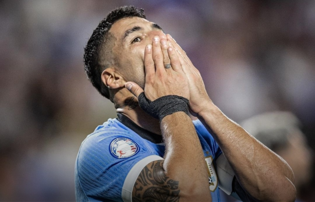لويس سواريس يعلن اعتزال اللعب مع منتخب الأوروغواي