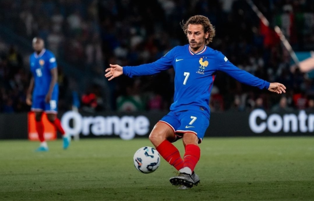 المهاجم الفرنسي غريزمان يعلن اعتزال كرة القدم دوليا