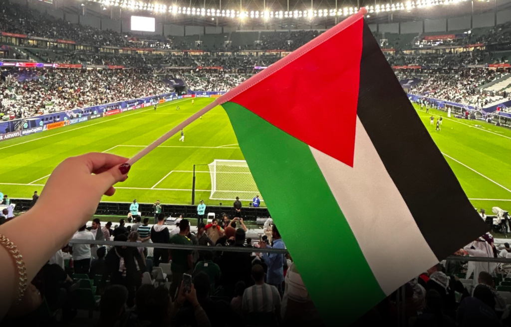 جماهير كوريا الجنوبية تتضامن مع فلسطين برفع علمها في مباراتهما (0-0) عن تصفيات المونديال