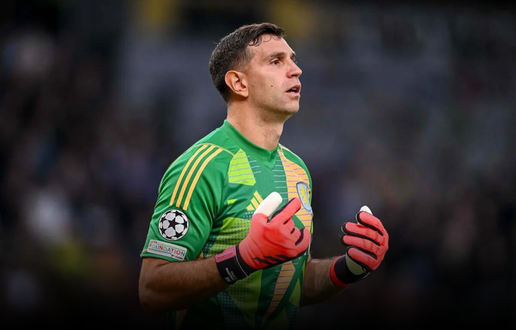 الاتحاد الدولي لكرة القدم يوقف حارس الأرجنتين إيميليانو مارتينيز مباراتين