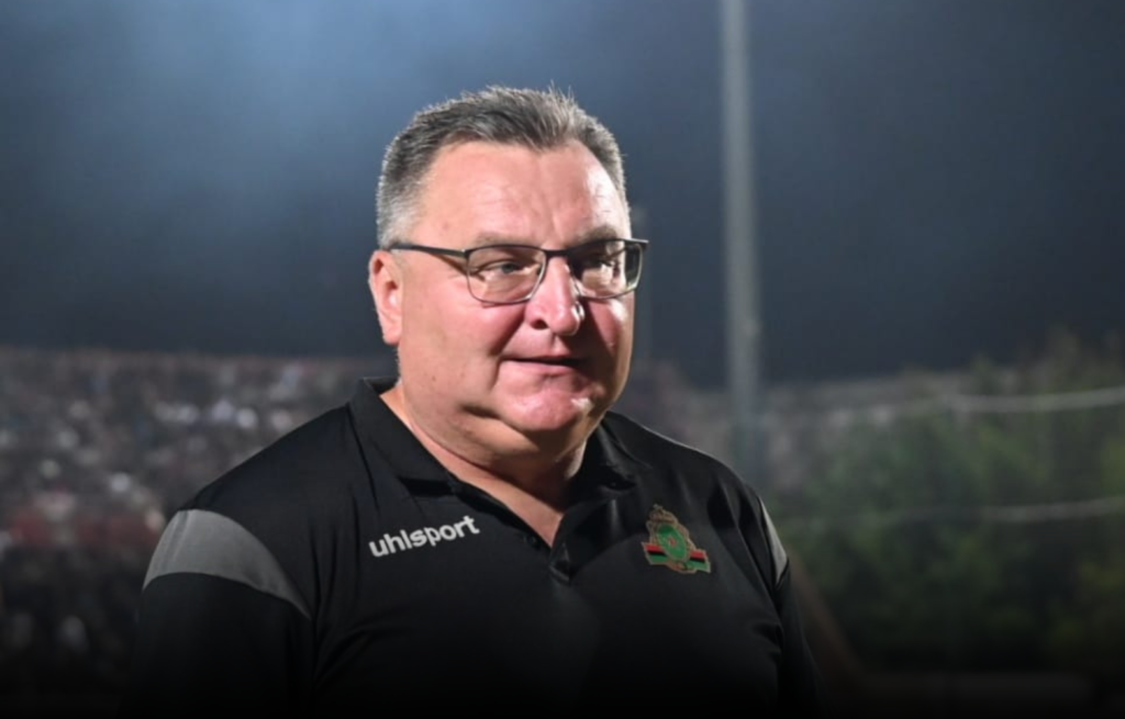 الجيش الملكي يحسم مستقبل مدربه البولندي