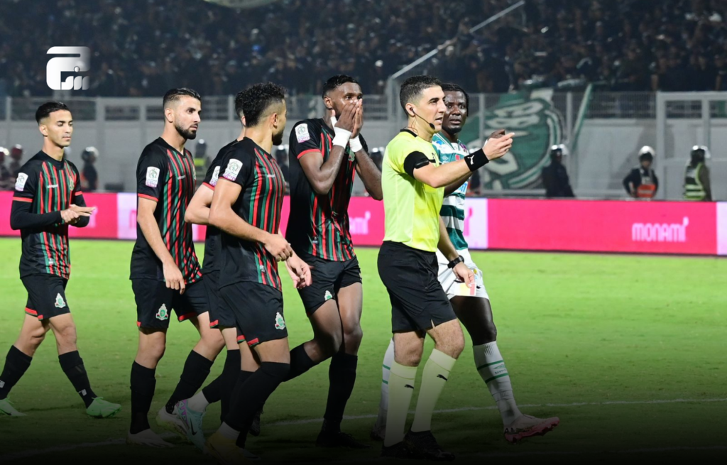 الجيش يحتج على حكم مباراته أمام الرجاء ويطالب بفتح تحقيق