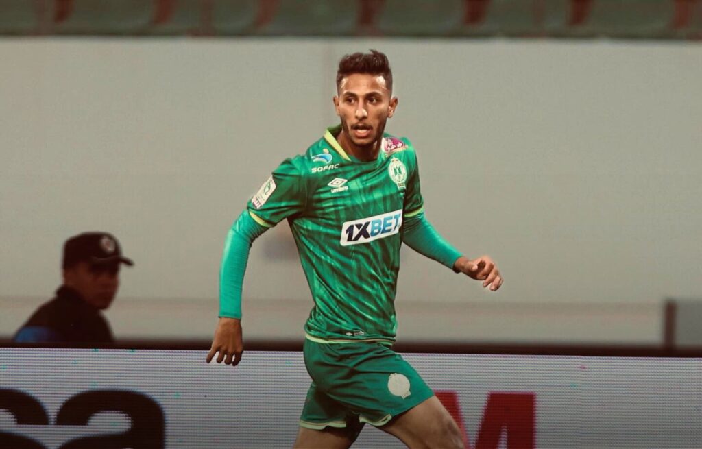 بوزوق حاضر في تشكيلة الرجاء أمام الجيش