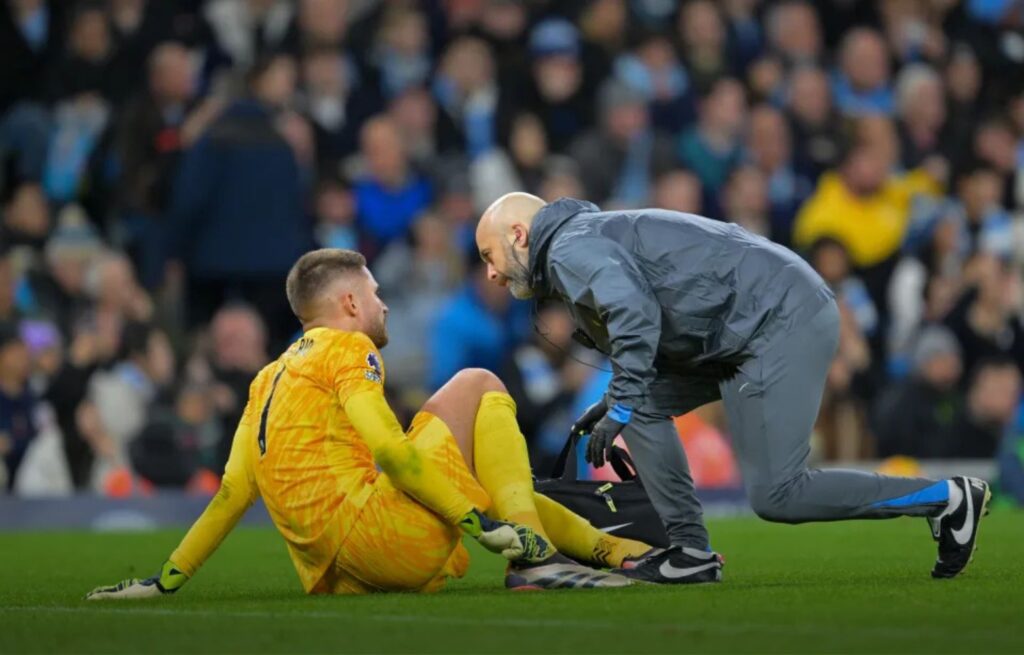 الدوري الإنجليزي.. إنجلترا الإصابة تبعد حارس توتنهام فيكاريو عن الملاعب لفترة طويلة